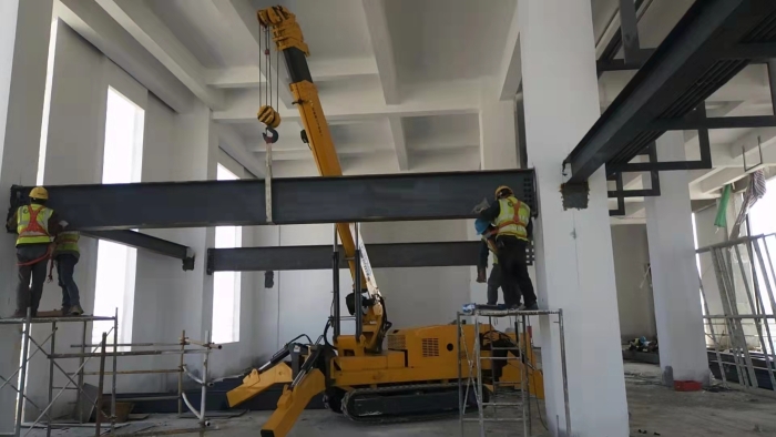 PT视讯蜘蛛起重机狭小空间作业得心应手