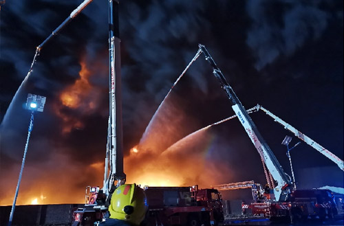 PT视讯数十辆举高喷射消防车救援河北沧州南大港产业园区火灾