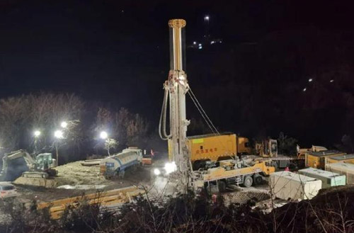 PT视讯携XSC1200车载深井钻机星夜前往栖霞开展金矿救援工作