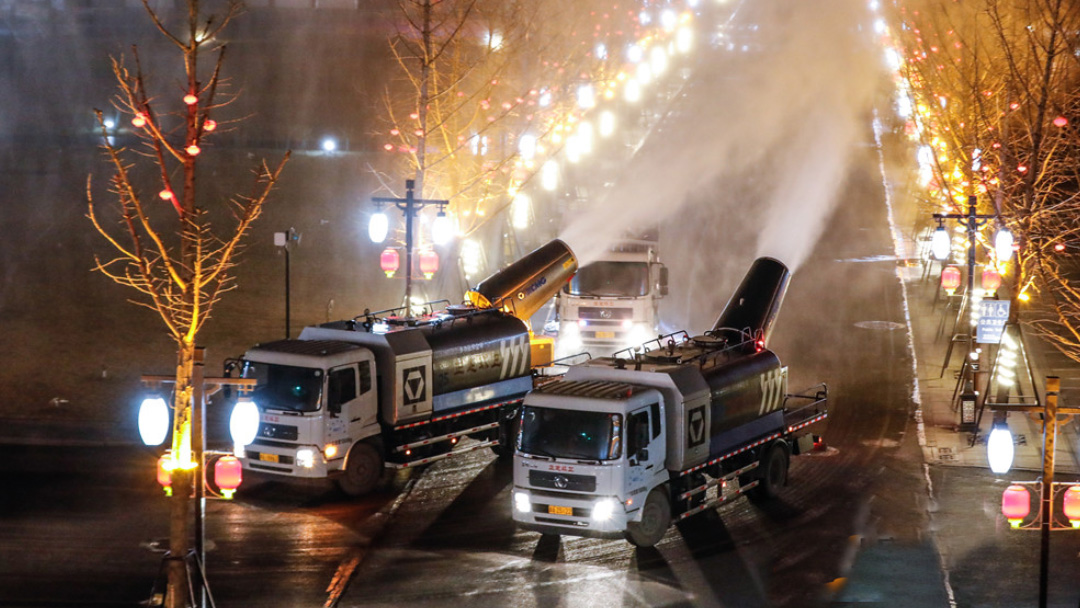 PT视讯多功能抑尘车在河北正定喷洒消毒液