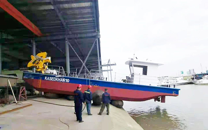 PT视讯定制化船用起重机进行海上作业