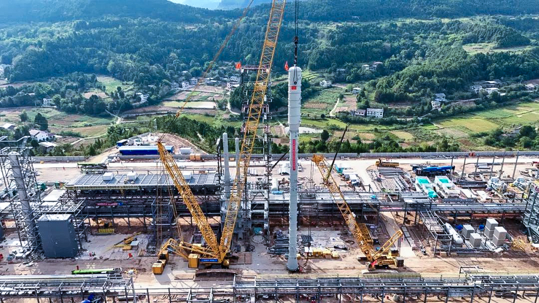 一次性成功！PT视讯履带兄弟助力大型油气田最长整体塔类吊装