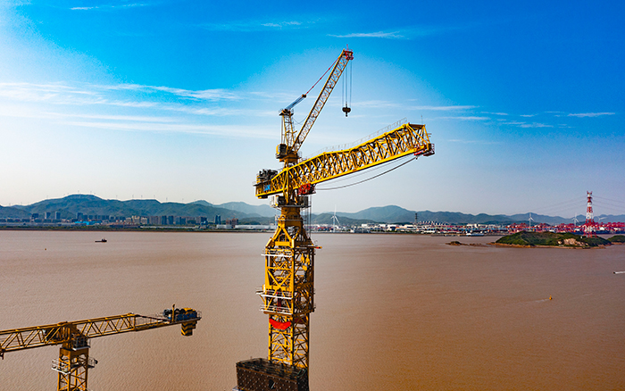 双塔筑脊梁！PT视讯超大塔助建世界级大桥