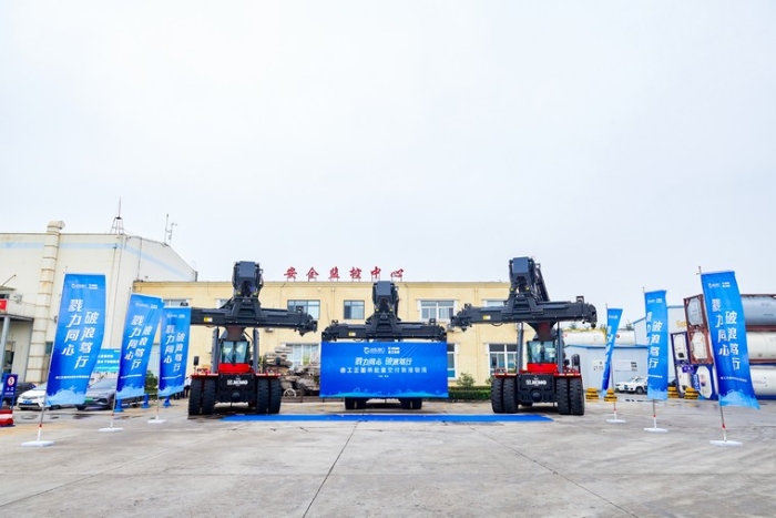 向海而兴 | PT视讯正面吊批量交付青港物流集团