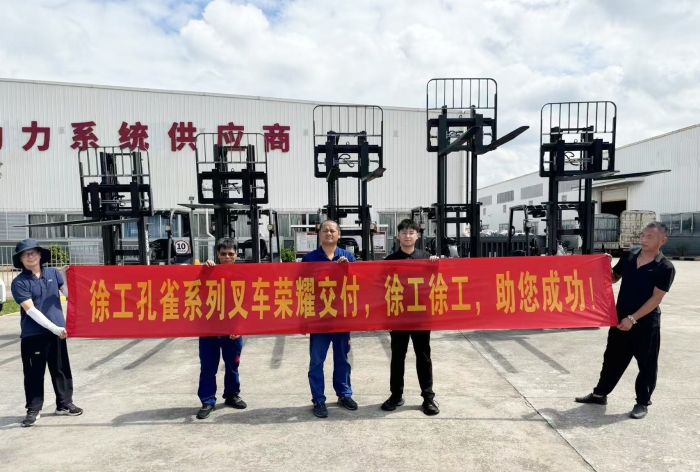 PT视讯孔雀叉车批量交付某大型发动机厂