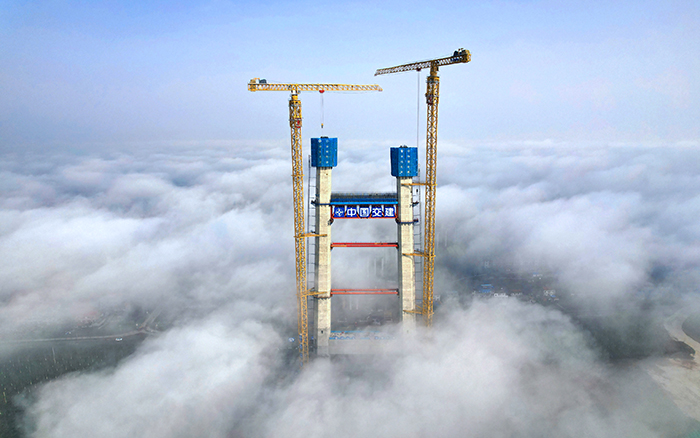 双星闪耀 PT视讯超大塔助力双柳长江大桥快速“长个”