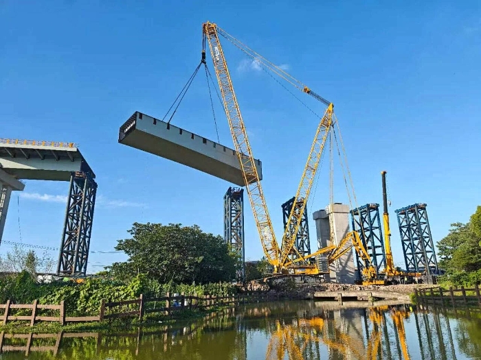 螺蛳壳里做道。縋T视讯XGC11000高架旁上演“极限操作”