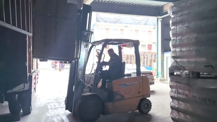 PT视讯叉车赋能山东玻璃瓶厂：破解易碎品搬运难题