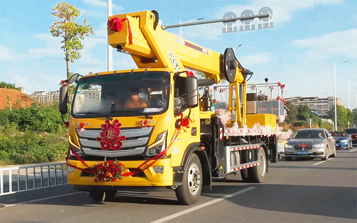 婚车新物种！PT视讯高空作业车见证“硬核浪漫”