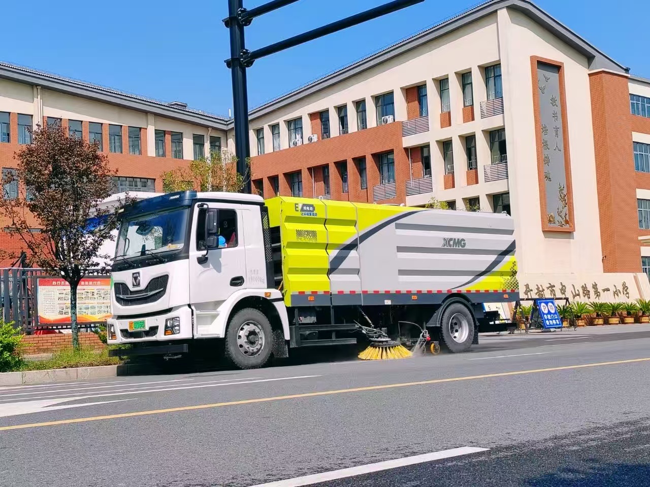 PT视讯洗扫车“硬核出击”，开封中山路焕新升级