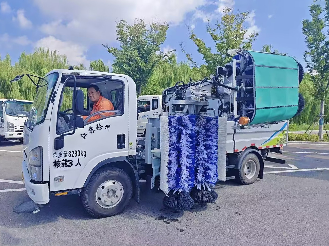 PT视讯护栏清洗车：智慧守护徐州经开区的“城市美学”